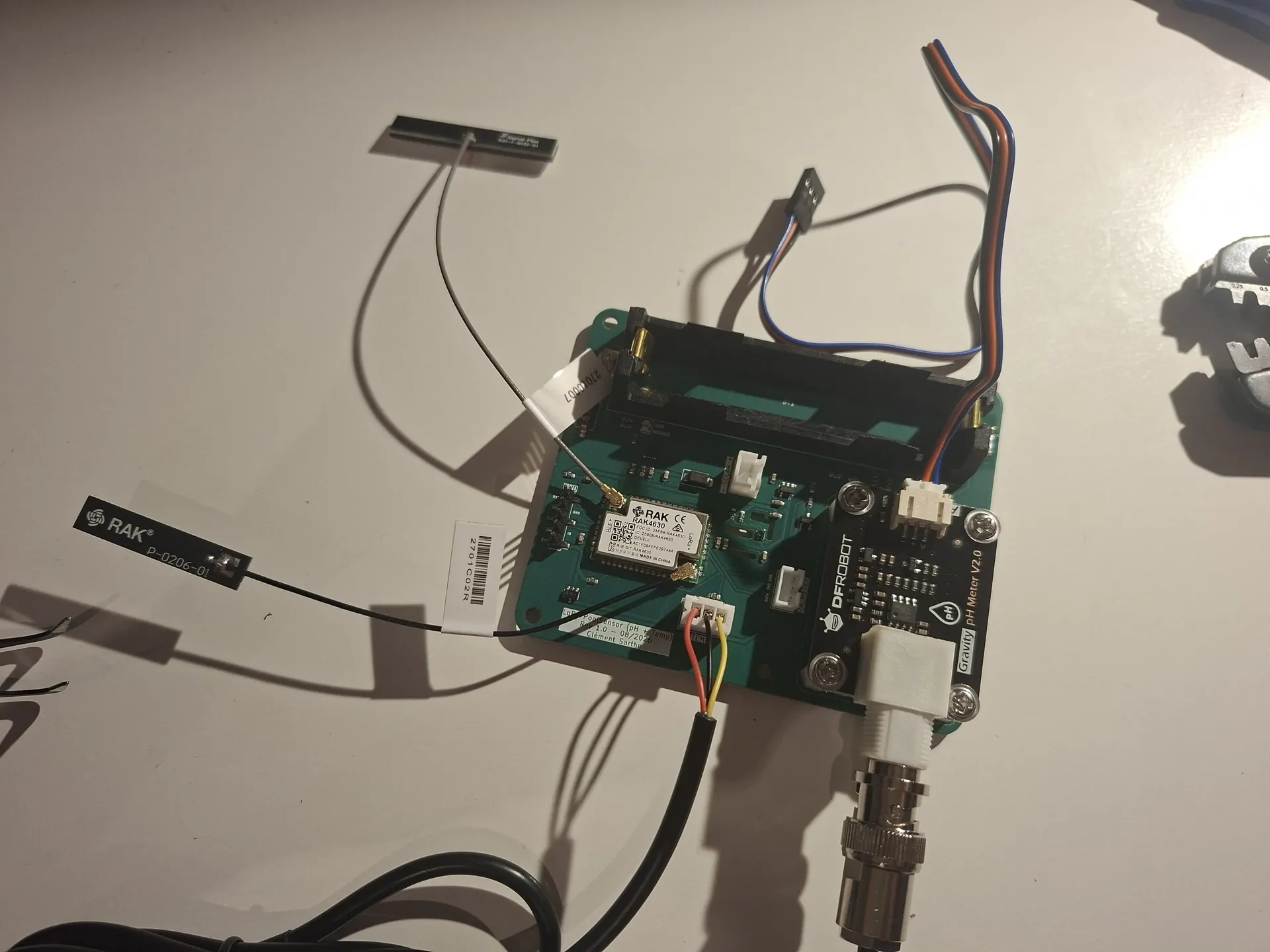 Board with LoRa and BLE whip antennas, pH module and DS18B20