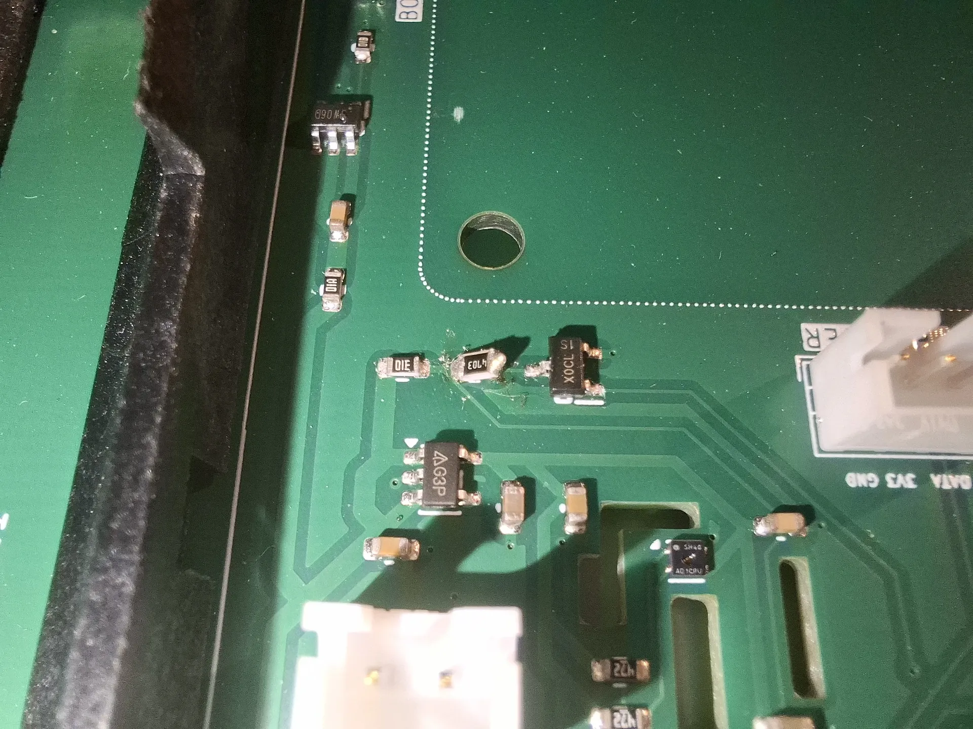 R9 after swap to an 0805 470 kΩ on 0603 pads